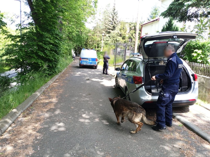 Na miejscu jest prokurator, policjanci kryminalni,...