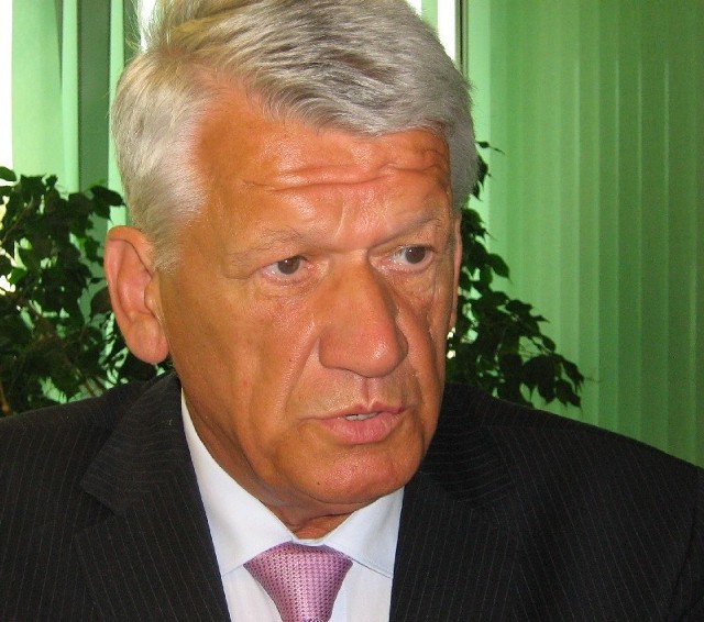 Andrzej Patalas ukończył Politechnikę Poznańską, w latach 1980-91 był dyrektorem okręgowej dyrekcji dróg publicznych w Poznaniu, do 1997 r. kierował Agencją Budowy i Eksploatacji Autostrad