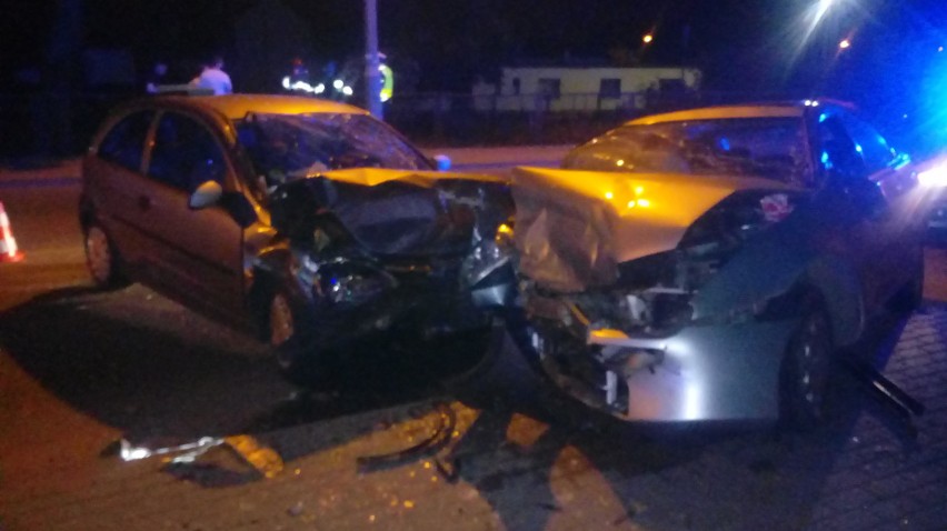 Czołowo zderzyły się dwa samochody osobowe: opel corsa oraz...