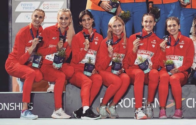 Małgorzata Hołub-Kowalik (czwarta od lewej) wraz z koleżankami już z medalami
