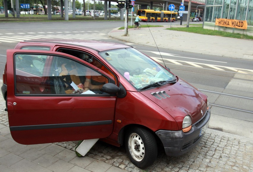 67-letni łodzianin zamieszkał w renault twingo [ZDJĘCIA]