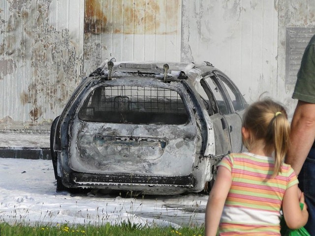 Pozar samochodu przy C.H. CarrefourPo godz. 17, na parkingu obok Carrefoura przy ul. Starzynskiego w Rzeszowie zapalil sie samochód Citroen C5. W pozarze ucierpial takze zaparkowany obok Volkswagen i ściana boczna sklepu Carrefour.