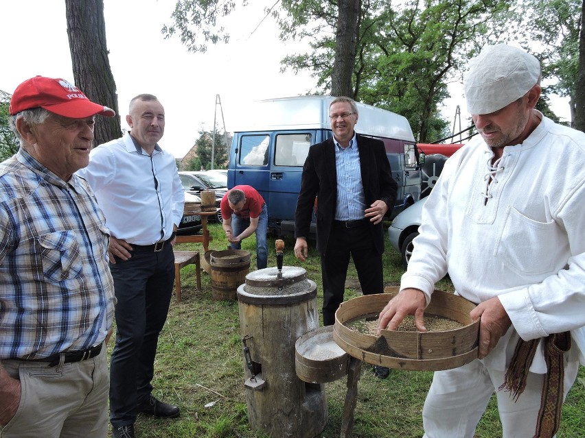 Tak się dawniej robiło mąkę: od młócenia do przesiewania