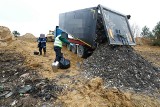 Ciężarówka wysypująca nielegalnie 30 ton śmieci zatrzymana na gorącym uczynku pod Wrocławiem. Do akcji użyto dronów (ZDJĘCIA) 