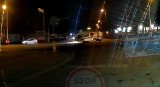 Spektakularny wypadek w Ostrowie Wielkopolskim. Radiowóz został "zmieciony" przez pirata drogowego. Zobacz wideo