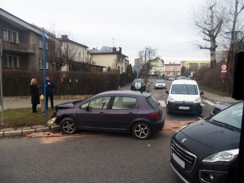 Nowy Sącz. Zderzenie trzech aut utrudniało ruch na ul. Lwowskiej