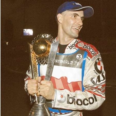 Tomasz Gollob. 36 lat, pochodzi z Bydgoszczy. Od 1995 r. stały uczestnik cyklu Grand Prix, zwycięzca 11 turniejów. Zdobywca srebrnego (1999) i trzech brązowych (1997, 1998, 2001) medali IMŚ. Trzykrotnie pierwszy i trzykrotnie drugi z reprezentacją w DPŚ. 33-krotny medalista MP. Ostatnie kluby: Unia Tarnów, Vastervik Speedway (Szwecja), Ipswich Witches (Anglia), Berging Teterow (Niemcy) i Fredericia (Dania). Żonaty z Brygidą, ojciec Victorii.