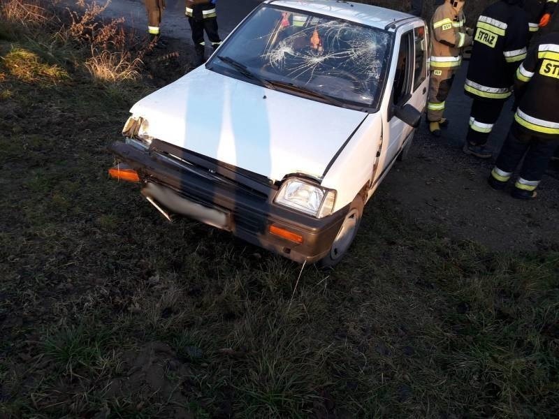 Auto osobowe w rowie, poszkodowana pasażerka w szpitalu