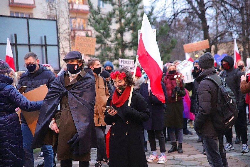 Łódź. Protest kobiet w 102 rocznicę uzyskania praw wyborczych przez Polki.  Manifestacja miała pokojowy charakter. ZDJĘCIA