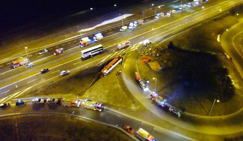Wypadek ukraińskiego autokaru na podkarpackim odcinku autostrady A4. Zobacz zdjęcia i wideo z drona