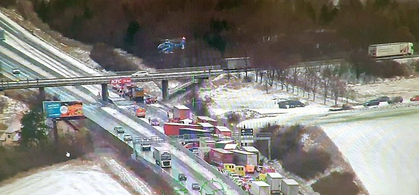 Czechy: karambol z udziałem 36 samochodów na zaśnieżonej autostradzie. Są ranni