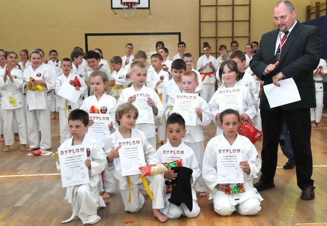 Zwycięzcy w młodszych kategoriach wiekowych z instruktorem Dariuszem Draspą.