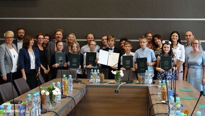 W Zielonkach rozdali stypendia edukacyjne. Samorząd nagradza uczniów za wyniki