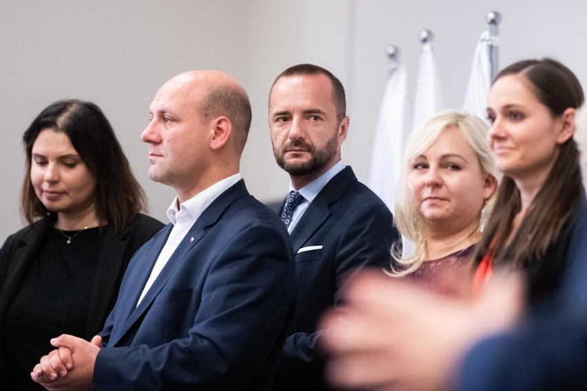 Jarosław Pucek (w środku) na wieczorze wyborczym PiS w...