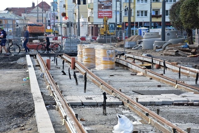 Wciąż trwa remont ulicy Sikorskiego, a także torowisk w mieście. Początkowo mówiło się, że tej jesieni gorzowianie wsiądą już do tramwajów. Teraz jest pewne, że nie będzie to możliwe. Zobaczcie na jakim etapie są prace remontowe na Sikorskiego od katedry do urzędu miasta. Jak oceniacie efekty prac?Autor zdjęć uważa, że remont tej ulicy będzie powtórką z remontu ulic Warszawskiej i Walczaka. WIDEO: Ulica Sikorskiego skrywała... filiżanki i talelrzePOLECAMY RÓWNIEŻ PAŃSTWA UWADZE:Prace na szczycie katedry w Gorzowie z naprawdę bliska! 