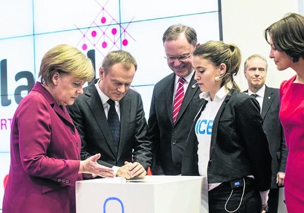 Angela Merkel i Donald Tusk bawią się DICE+ podczas tegorocznych targów CeBIT