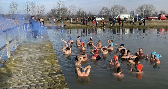 Noworoczne morsowanie zorganizowane zostało w niedzielę, 8 stycznia w zalewie w Skalbmierzu. Było bardzo radośnie