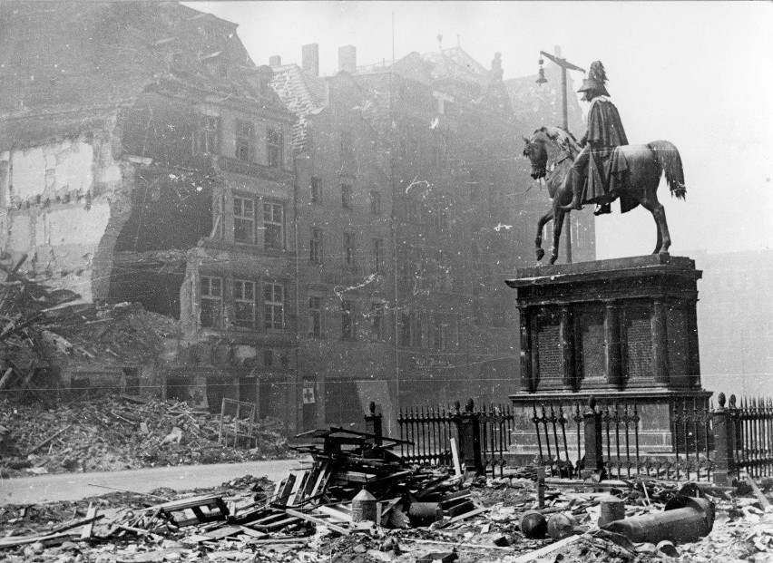 Pomnik króla Fryderyka Wilhelma III i zniszczona zabudowa...