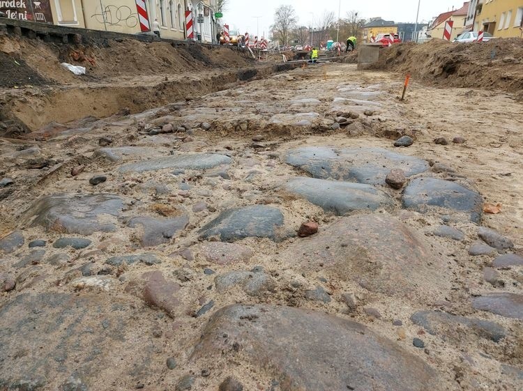 XVI-wieczny trakt wiodący przez Zbożowy Rynek do Bramy...