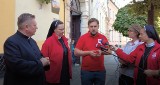Wrocławski Caritas rozda plecaki i śpiwory bezdomnym [ZDJĘCIA]