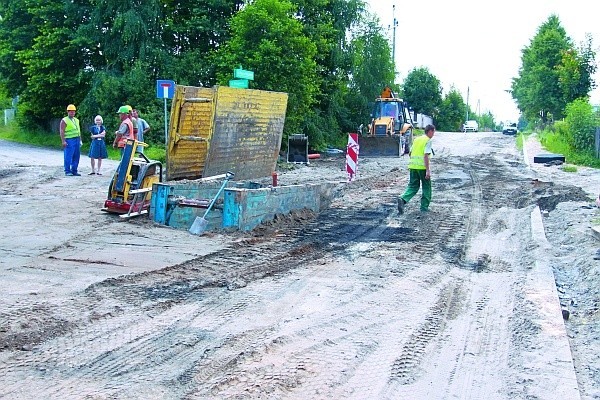 Już teraz są problemy z dojazdem do ul. Potokowej, bo przy wjeździe robotnicy kładą kanalizację. Kiedy drogowcy wyleją asfalt, ulica będzie nieprzejezdna.