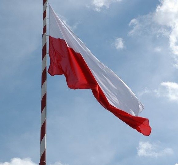 Dzień Flagi RP jest okazją do zamanifestowania przywiązania do polskich barw narodowych. Niestety, dumnie łopocząca na wietrze biało - czerwona, poza świętami narodowymi, to wciąż rzadki widok na posesjach Pomorza Zachodniego.