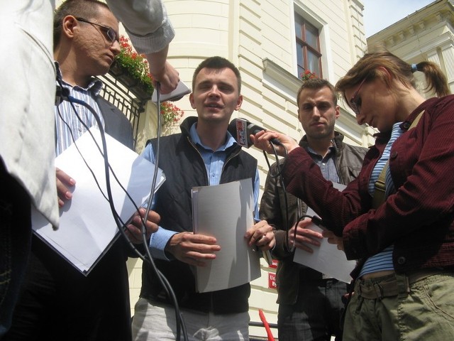 Działacze FMS we wtorek złozyli w ratuszu petycję z 1,5 tys. podpisów mieszkańców Szwederowa, którzy chcą, by MDK nr 2 pozostał na miejscu, przy ulicy Leszczyńskiego