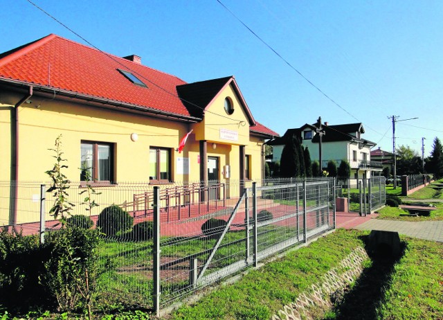 W Bąkowie kilka lat temu wybudowano świetlicę wiejską, która teraz służy mieszkańcom na zebrania i spotkania.