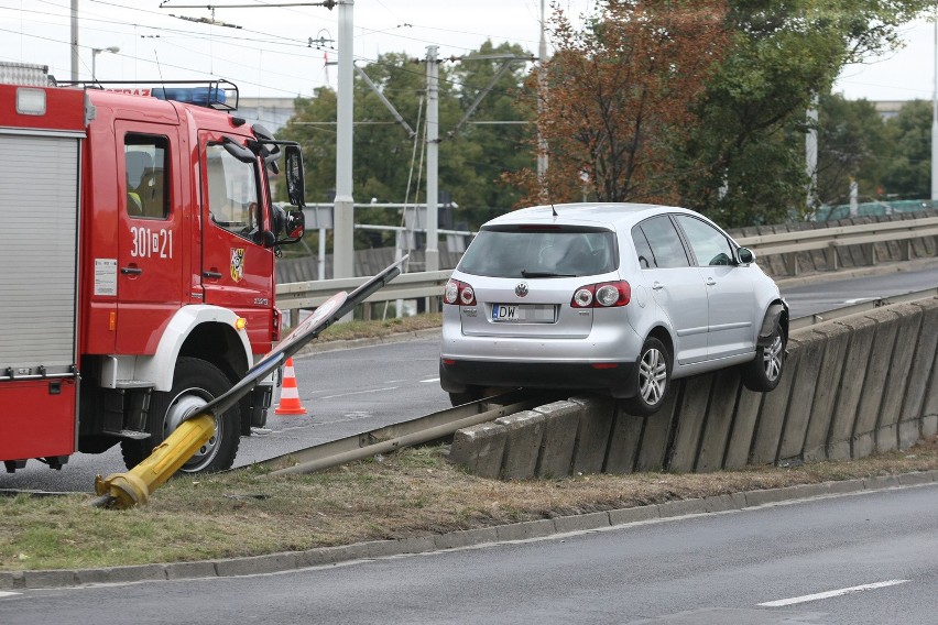 Wypadek na placu Społecznym. Volkswagen nie trafił na "ślimaka" nad placem