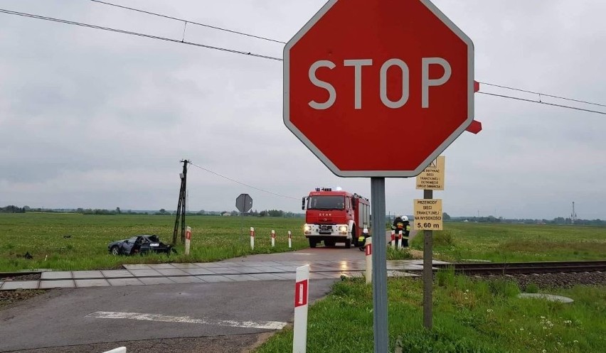 Zderzenie z pociągiem w Wólce Brzezińskiej, gm. Goworowo. Młody kierowca walczy o życie