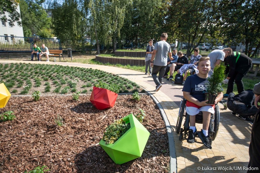 Przy Specjalnym Ośrodku Szkolno-Wychowawczym w Radomiu otwarto ogród sensoryczny. Pomoże w terapii dzieci z niepełnosprawnościami