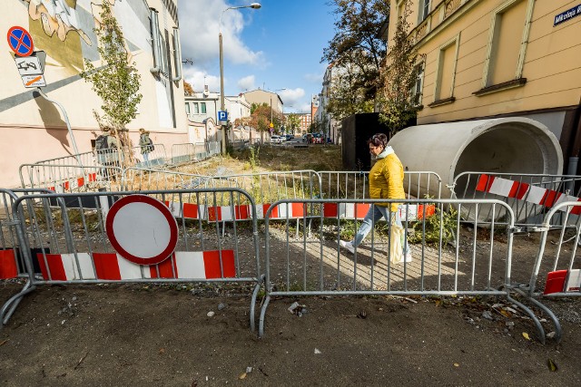 Czy Bydgoszcz straci unijne dofinansowanie na nowatorski projekt remontu i rozbudowy kanalizacji deszczowej? Prace są warte 250 mln zł, a miasto jest rozkopane. Dyskutowali o tym radni podczas środowej (18.10) sesji. Na zdjęciu - rozkopana ulica Reja.