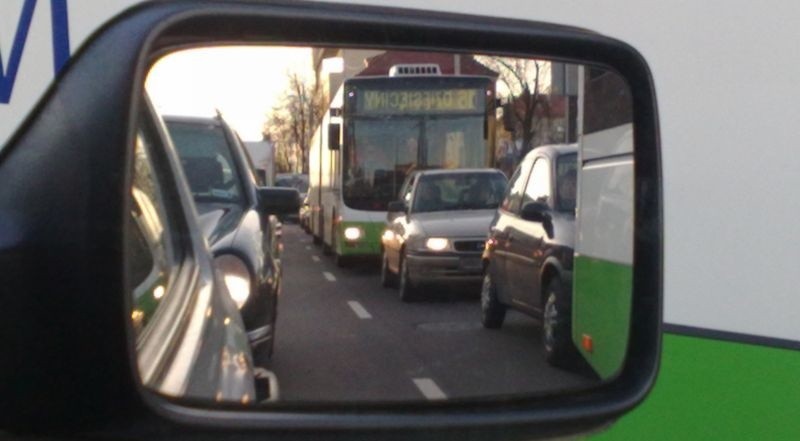 Sparaliżowane miasto! Tir zablokował skrzyżowanie (foto)