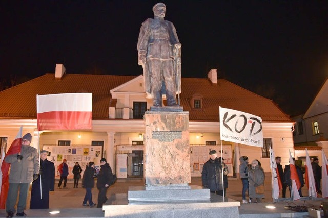 Manifestacja KOD w Białymstoku. Protest na Rynku Kościuszki po zajściach w Sejmie