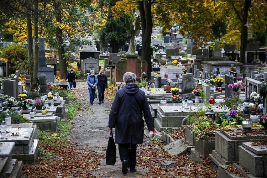 Czy cmentarze będą zamknięte na Wszystkich Świętych? Pojawia...