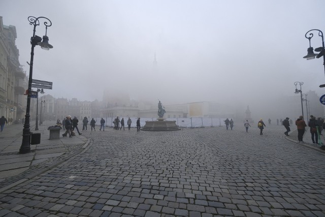 W sobotę, 27 listopada poznaniacy i turyści spacerujący po Starym Rynku znaleźli się w szarej chmurze. Zdaniem czytelnika jest to dym z okolicznych kominów. Straż miejska nie otrzymała jednak żadnego zgłoszenia. Według miejskich stacji pomiarowych stan powietrza w Poznaniu jest dziś uznawany za dobry, nie obowiązuje więc zakaz palenia w piecach i kominkach.Zobacz zdjęcia -->