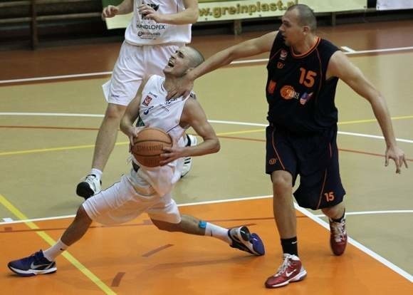 Koszykarze UMKS Kielce zagrali bardzo dobrze w obronie, (na zdjęciu: Artur Busz powstrzymuje Jakuba Musijowskiego).