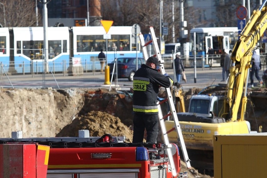 Silny wiatr we Wrocławiu zrywa dachy. Na Nabycińskiej interweniują strażacy