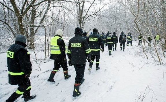 Poszukiwania rannej kobiety, która uciekła z ośrodka zdrowia w Wieliczce. W działaniach brało ok. 50 policjantów i strażaków