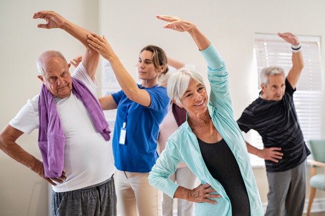 Codzienna gimnastyka korzystnie wpływa na zdrowie i samopoczucie kuracjuszy. Warto korzystać z grupowych zajęć z wyspecjalizowanym fizjoterapeutą.