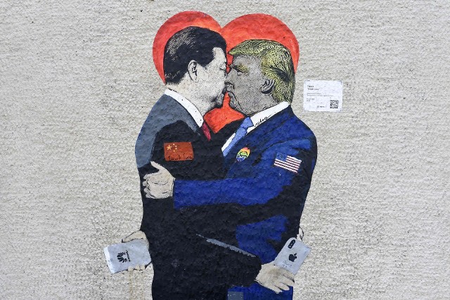 Mural w Mediolanie zatytułowany "Smart Love", przedstawiający Trumpa i Jinpinga