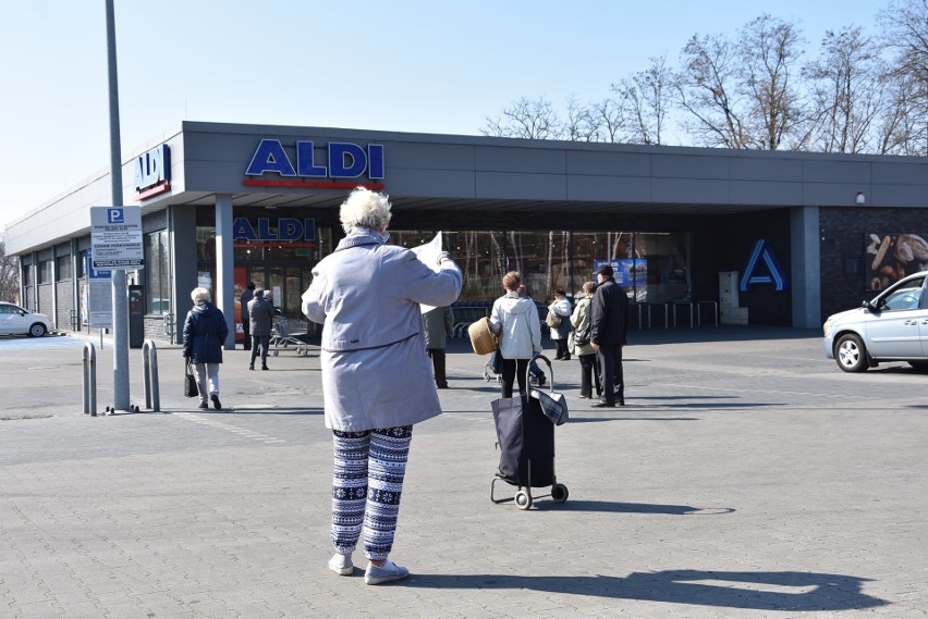 Kolejki przed marketami na Śląsku nawet w godzinach dla...