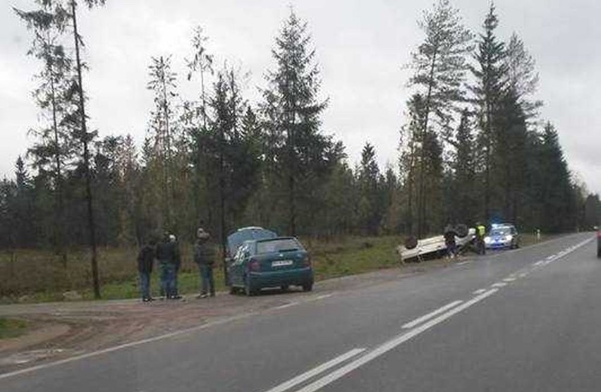 Majówka. Wypadek na DK65. Volkswagen sharan dachował