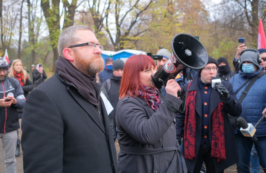 Marsz o Wolność. Manifestacja antycovidowców w Warszawie. Wśród nich m.in. Grzegorz Braun z Konfederacji