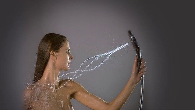 Prysznic o nowoczesnym designieW nowoczesnych prysznicach jednym przyciskiem zmienisz rodzaj strumienia wody.