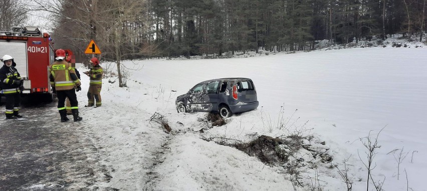 Dachowanie na drodze 212 koło Unichowa. Uwaga: jest bardzo ślisko