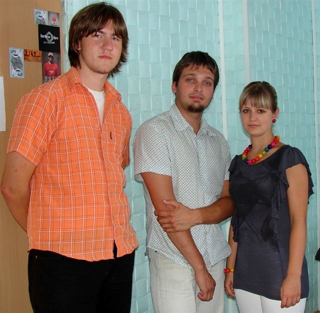 Piotr Trentowski (od lewej),  Rafał Swaczyna i Martyna Gałęzka, aktorzy Sceny Kotłownia i organizatorzy VI Festynu Ulicznego.