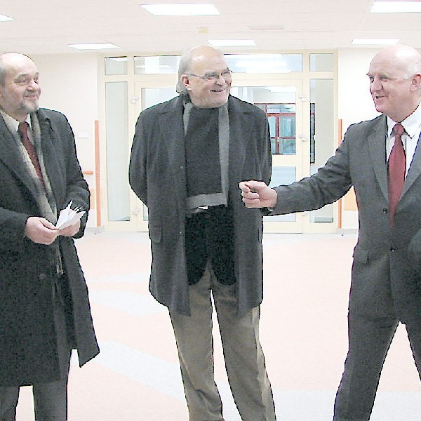 W holu nowego szpitala, w dobrym nastroju od lewej: dyrektor lecznicy Marek Nowak, wicemarszałek Edward Hartwich i prezydent Robert Malinowski
