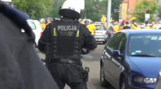 Przed meczem pomiędzy GKS-em Katowice i Odrą Opole policjanci użyli środków przymusu bezpośredniego wobec agresywnych szalikowców.