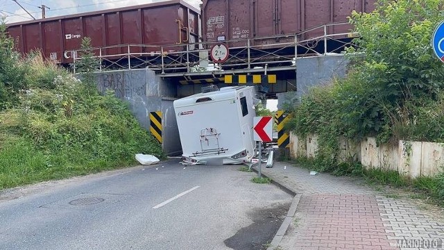 65-letni kierowca kampera chciał przejechać pod torami kolejowymi nad ul. Krapkowicką w Opolu. Skończyło się roztrzaskaniem nowiutkiego pojazdu, wartego około 400 tys. zł.Fot. Mario